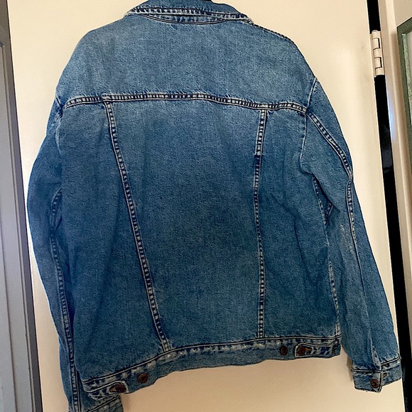 NWOT. Free People ladies slightly distressed denim jacket. - Picture 5 of 9